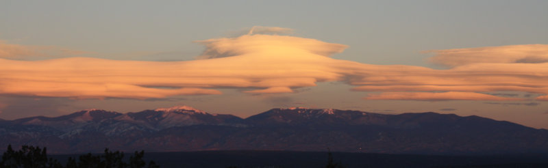 [Spectacular lenticular cloud]